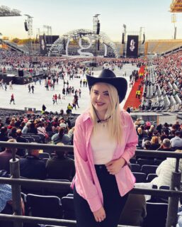 So bring me two piña coladas, one for each hand 🍹

What a great night at Garth 🤠
I grew up listening to him as my Mam and Margaret are big fans so it was great getting to go last night with them and to hear the songs I listened to most of my childhood ✨

#garthbrooks #outfit #style #fashion #irishstyle #dailyoutfitinspo #trendyoutfit #ootd #outfitoftheday #discoverunder5k #outfitposts #irishvlogger #irishblogger